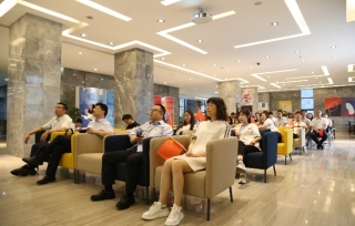 2021年7月1日上午8时，庆祝中国共产党建党100周年大会在北京天安门广场隆重举行，市产学研合作促进会党支部组织党员代表近50人集中收看大会直播。   