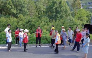 2021年9月27日，专程邀请黔江区农技协联合会理事长、黔江区农业技术服务中心农艺师王慧文等，开展脆红李实用种植技术培训。