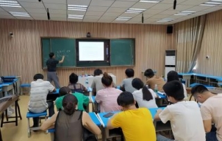 2023年9月5日上午，市科协专家服务队组织西南大学5名专家前往万州恒合民族中心小学，针对一年级班主任、各学科教师开展全方位能力提升培训。