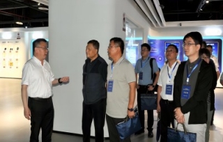 2023年7月25日下午，中国工程院副院长李仲平院士、北京理工大学吴锋院士以及国内10余名高校知名专家一行赴中国电科芯片技术研究院开展考察调研。
