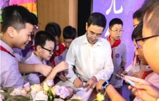 2024年金秋开学季，中国工程院院士、重庆市科协主席、重庆大学潘复生教授向重庆南开两江中学学生们普及科学知识和前沿的科技理论。